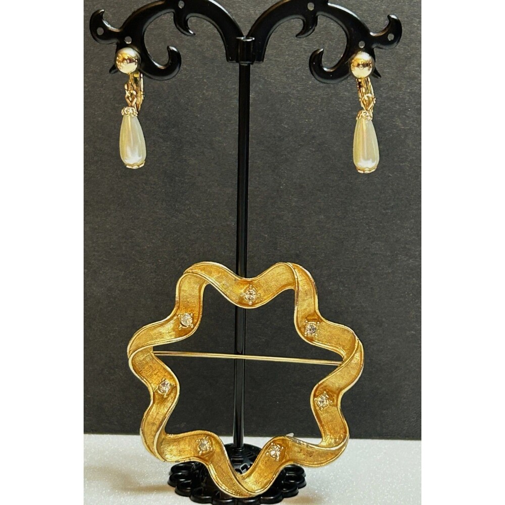 VINTAGE  Sarah Coventry Starlit Ribbon Brooch & SC Faux Pearl Dangle Earrings 🎁